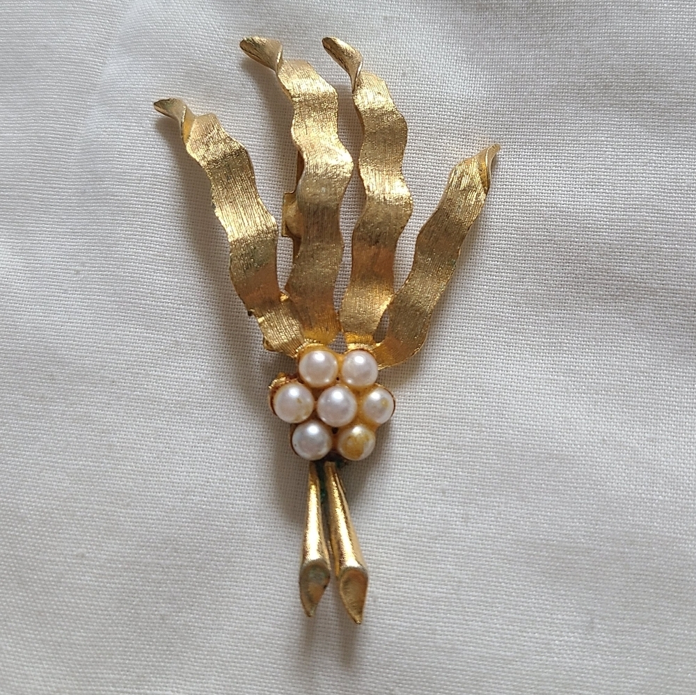 SALE! Vintage Mid Century Gold Tone Leaf and Faux Pearl Brooch